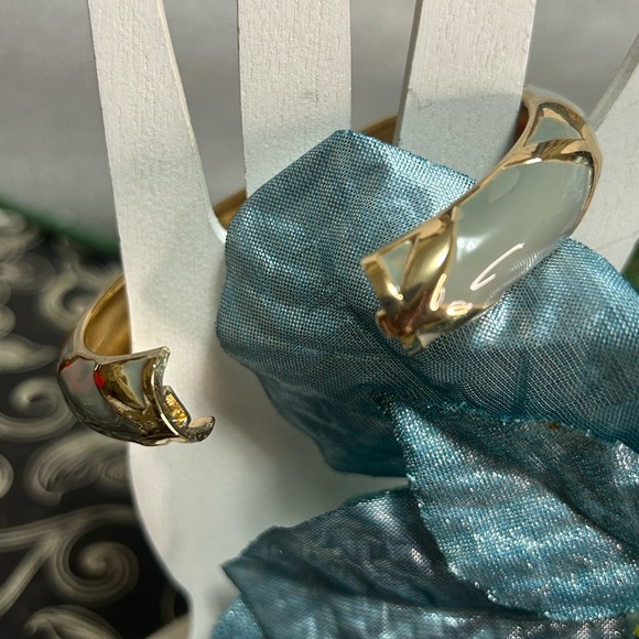 NWOT Nordstrom Sequin Bracelet Grey with Gold Designs Open Clasp - Picture 4 of 4